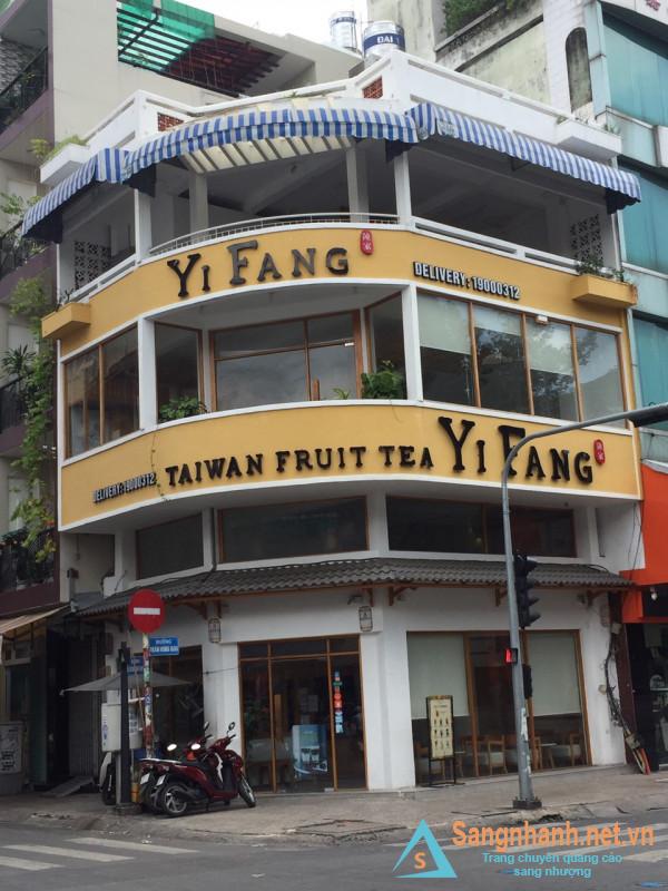 Sang nhanh quán trà sữa nằm ở ngay góc ngã tư Trần Hưng Đạo - Lương Nhữ Học.