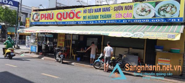 Sang quán hủ tiếu nam vang - cơm tấm, nằm ngay góc ngã 3 Lũy Bán Bích với Dương Khuê, quận Tân Phú.