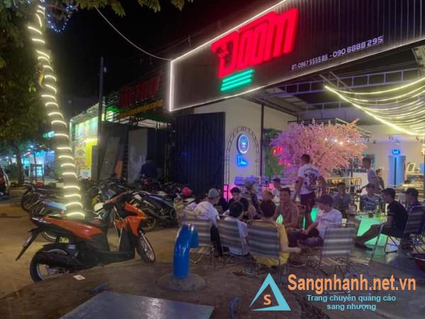 Sang nhanh quán cafe nằm mặt tiền đường Song Hành, phường Tân Xuân, huyện Hóc Môn.  