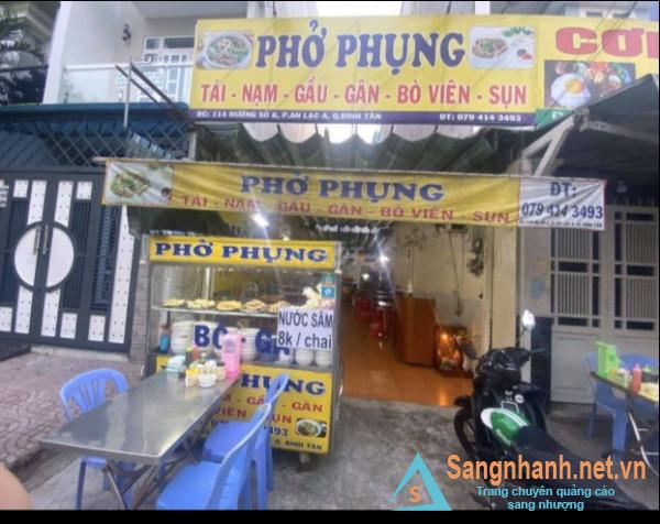 Sang nhanh quán phở giá rẻ nằm mặt tiền đường, khu dân cư đông đúc.