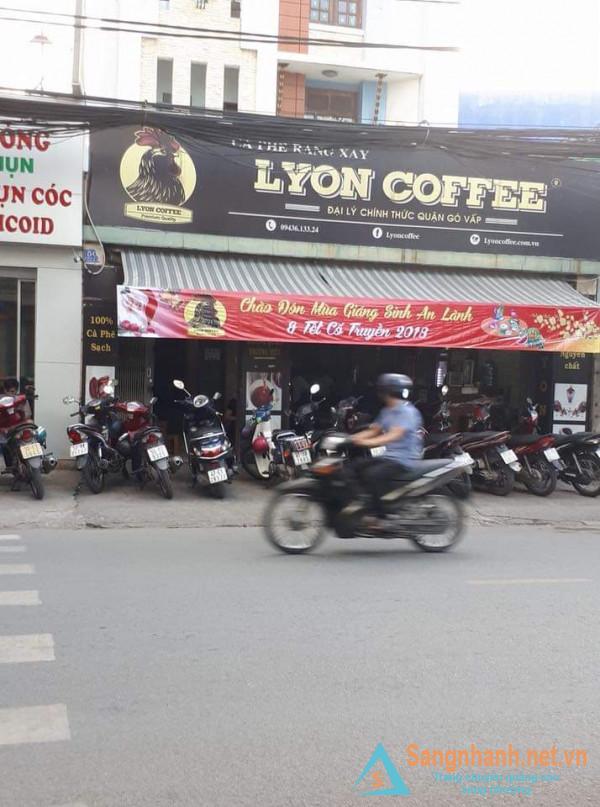 Sang nhượng quán cafe nằm mặt tiền đường Lê Đức Thọ, trung tâm quận Gò Vấp.